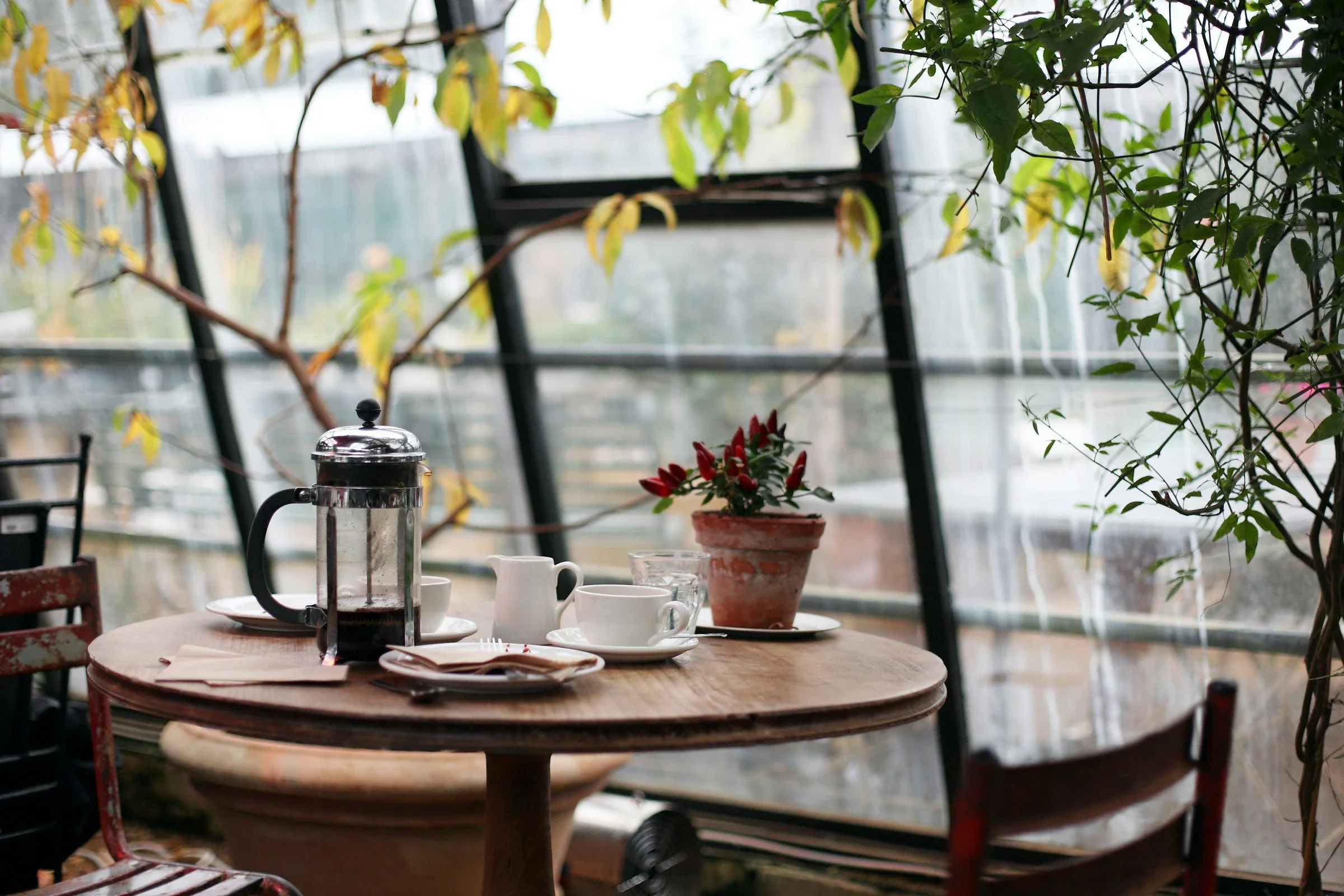 Pencere kenarında kafe masaları